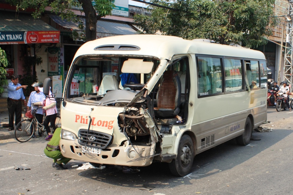 Xe khách nát đầu sau tai nạn - Ảnh: Nguyễn Tú