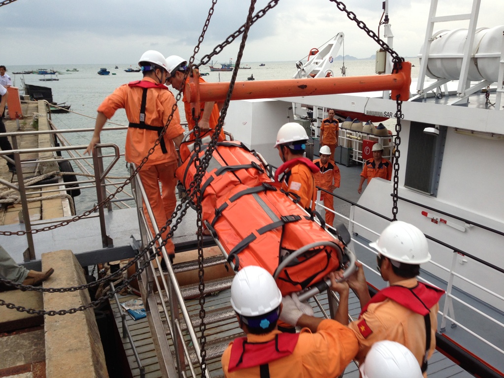 Lực lượng của tàu SAR 412 làm nhiệm vụ cứu hộ ngư dân - Ảnh: Nguyễn Tú