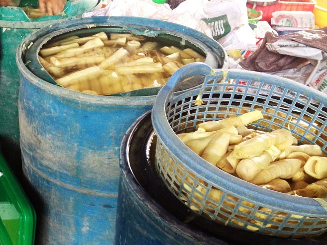 Chi cục Quản lý chất lượng nông lâm thủy sản Đà Nẵng khuyến cáo người dân chỉ nên mua măng có màu tự nhiên, không mua măng màu vàng tươi - Ảnh minh họa: Hoàng Việt