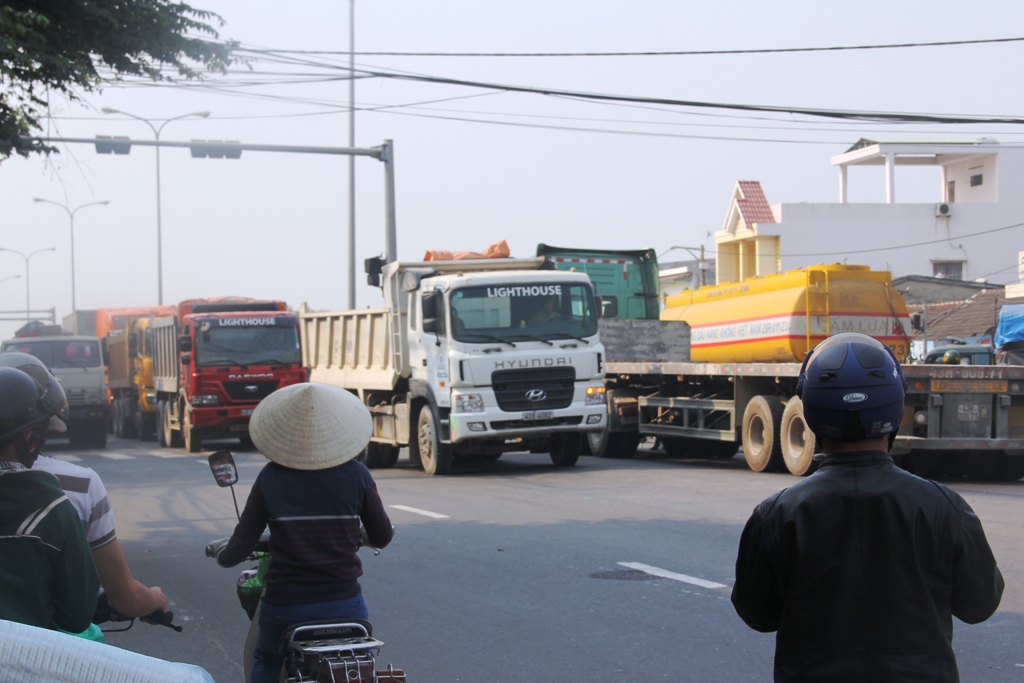 Giao thông qua khu vực xảy ra tai nạn bị ách tắc - Nguyễn Tú