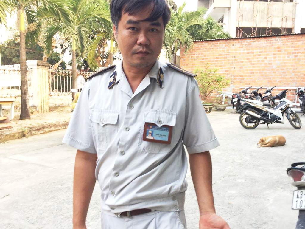 Ông Trần Văn Hùng bị đánh vào tay trái - Ảnh: Nguyễn Tú