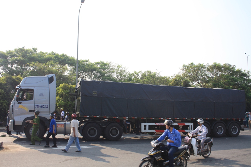 Xe đầu kéo rẽ phải va chạm với xe máy dưới chân cầu vượt - Ảnh: Nguyễn Tú