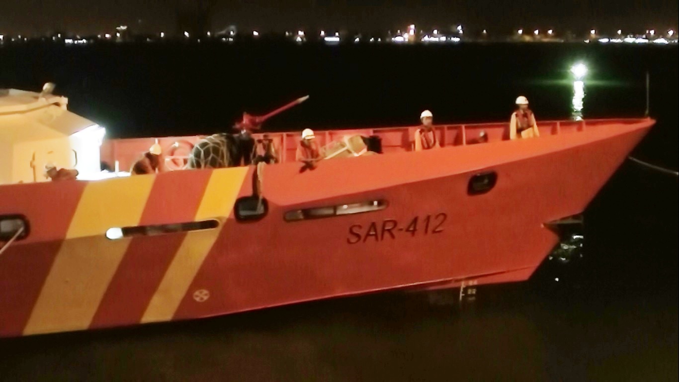 SAR 412 đưa nạn nhân về bờ 