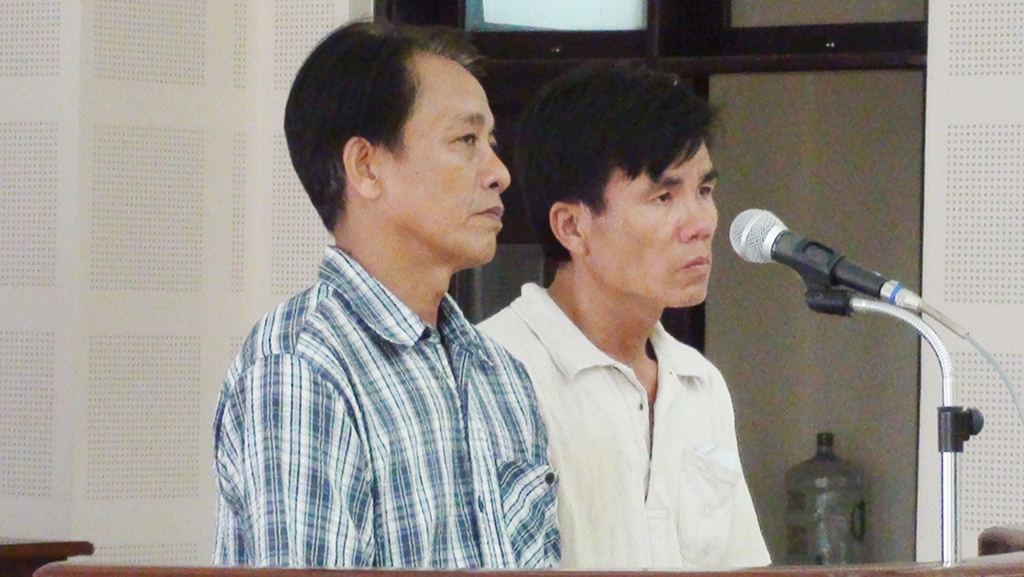 2 bị cáo trước tòa - Ảnh: Nguyễn Tú