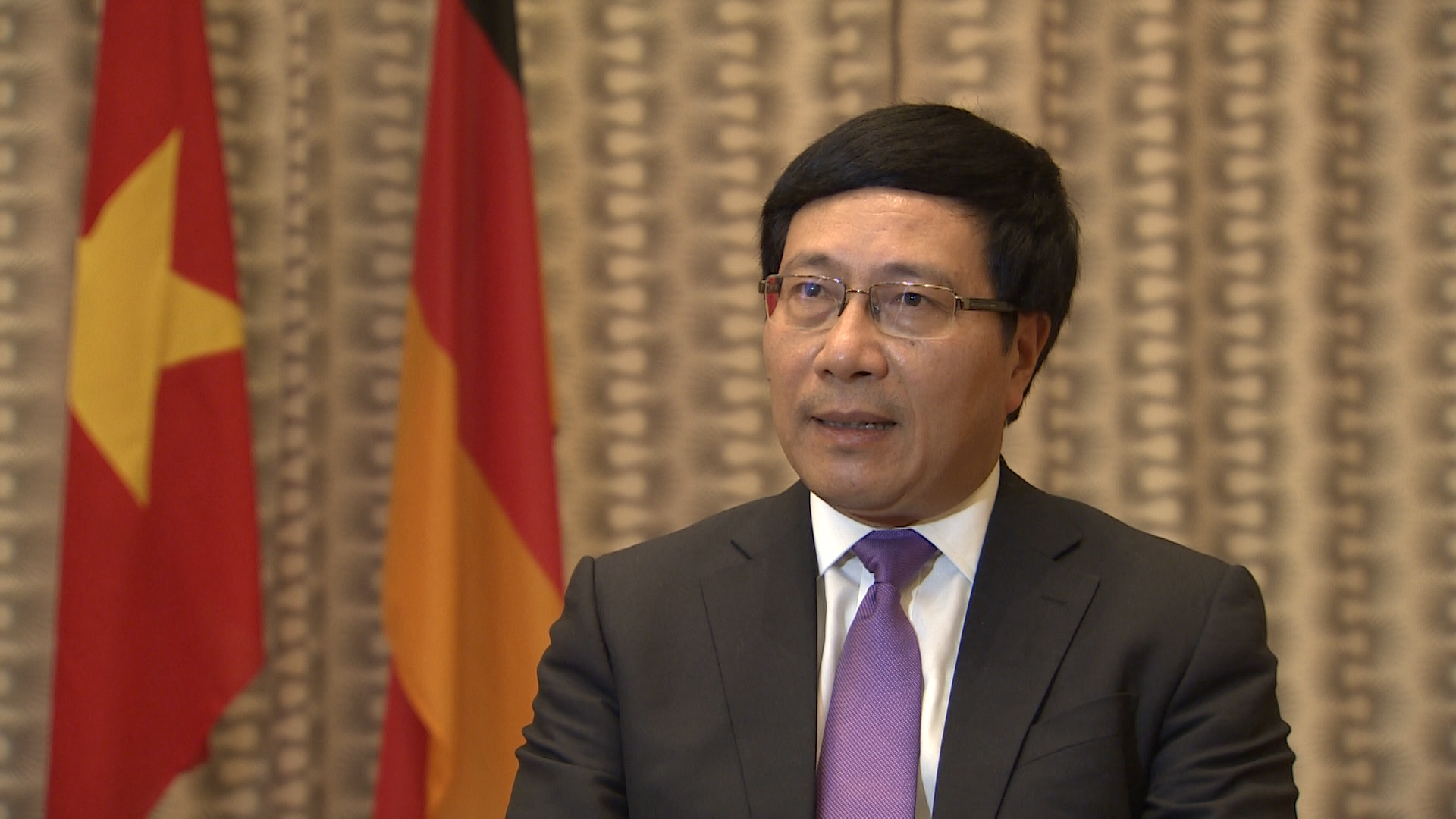 Phó thủ tướng - Bộ trưởng Ngoại giao Phạm Bình Minh trả lời phỏng vấn báo chí kết quả chuyến thăm CHLB Đức của Chủ tịch nước - Ảnh: Trường Sơn