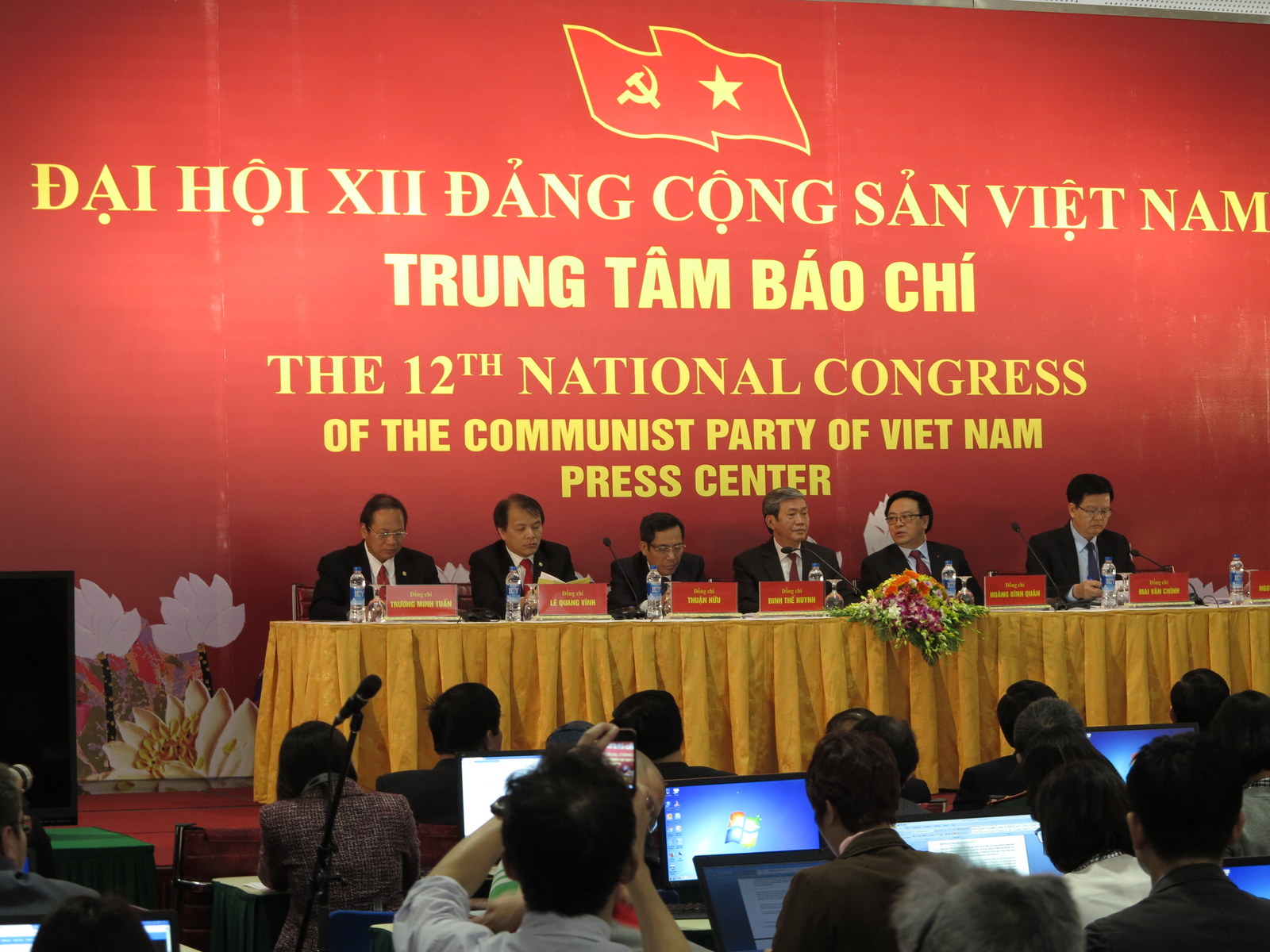 Họp báo về Đại hội Đảng lần thứ 12 - Ảnh: Trường Sơn