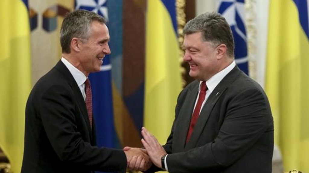 Tổng thống Ukraine, Poroshenko (phải) bày tỏ ý muốn gia nhập NATO - Ảnh: Reuters