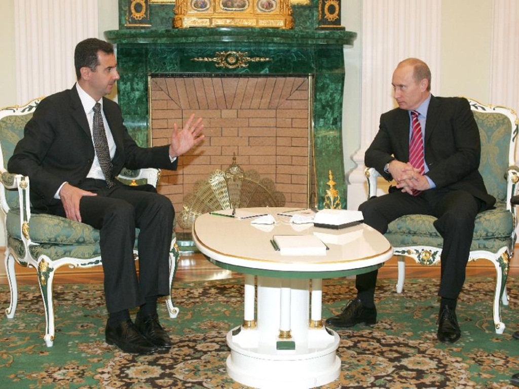 Tổng thống Putin cam kết hỗ trợ Tổng thống Syria (trái), nhưng khẳng định Nga không có kế hoạch quân sự vào lúc này - Ảnh: AFP
