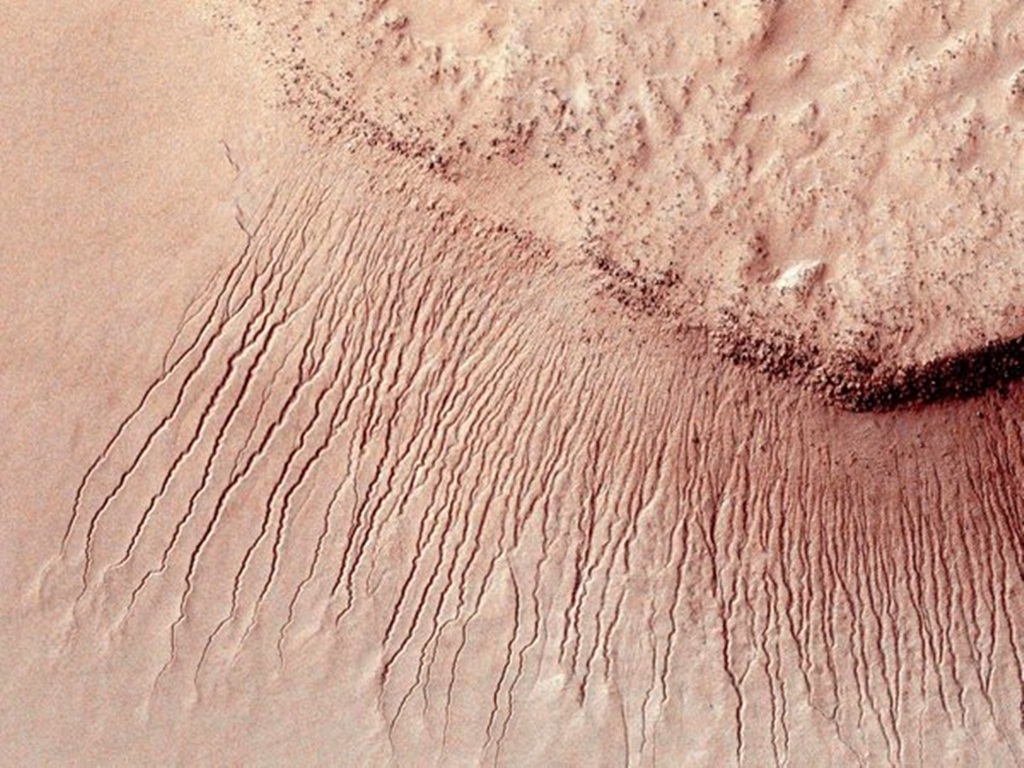 NASA lần đầu tiên xác nhận sự hiện diện của nước trên bề mặt sao Hỏa, mở ra những nghiên cứu về sự sống trên hành tinh này - Ảnh: Reuters