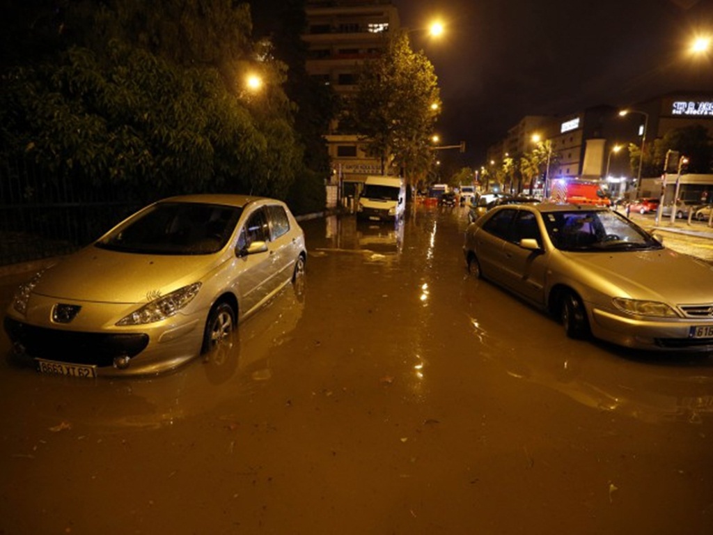 Hình ảnh ngập nước tại một khu vực ở thành phố Nice, Pháp hôm 3.10 - Ảnh: AFP