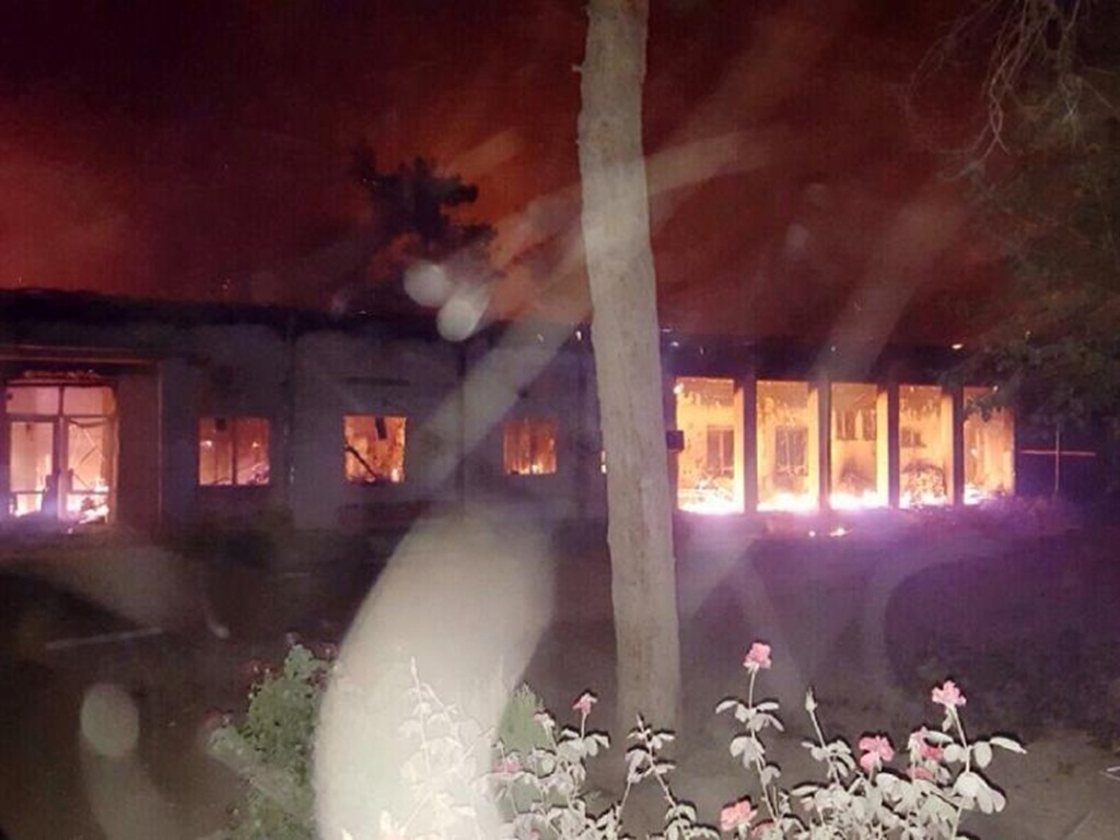 Bệnh nhân tại một bệnh viện ở Afghanistan chết cháy sau vụ không kích của Mỹ hôm 3.10 - Ảnh: AFP