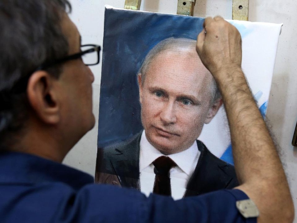 Họa sĩ Iraq vẽ chân dung Tổng thống Nga Vladimir Putin tại Baghdad ngày 7.10 - Ảnh: AFP