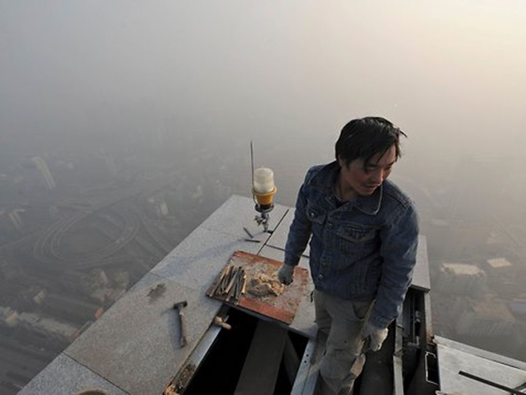 Thành phố Hợp Phì, Trung Quốc ngập trong sương mù khô do ô nhiễm - Ảnh: Reuters