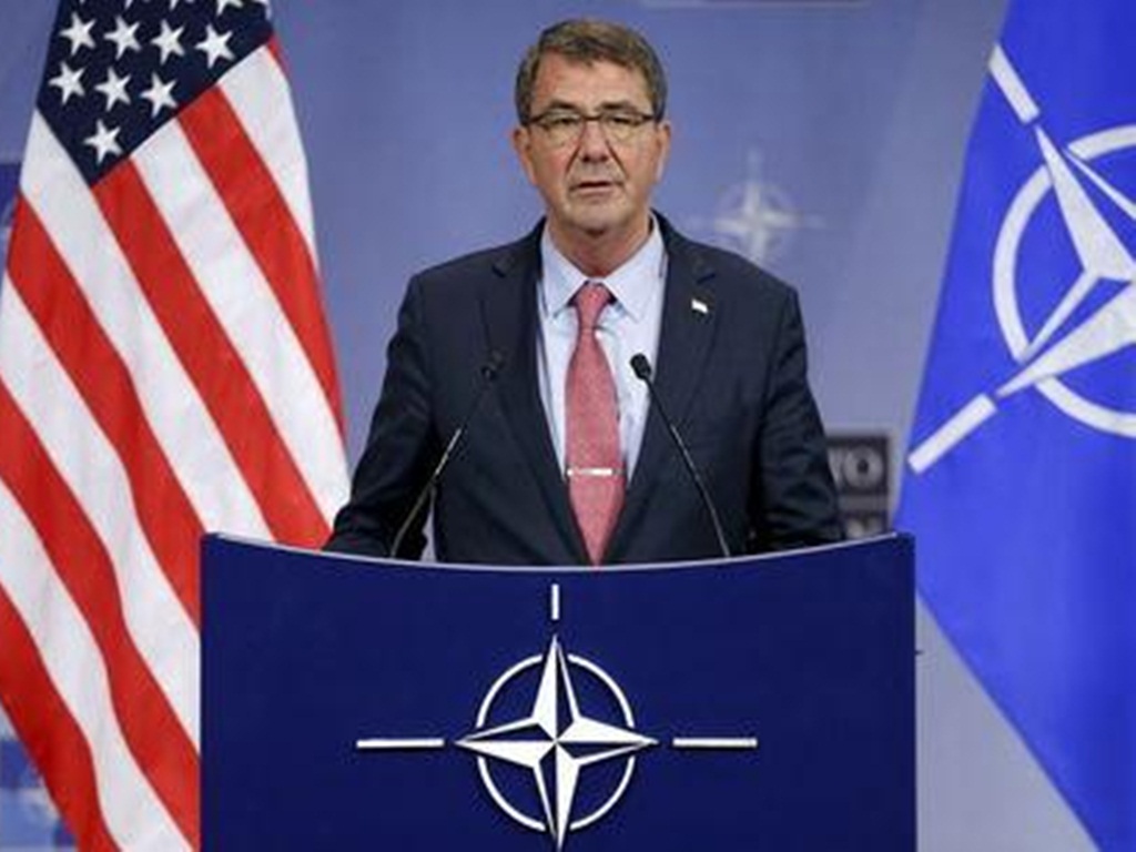 Bộ trưởng Quốc phòng Mỹ, Ashton Carter cho biết sẽ có kế hoạch thay đổi cách tiếp cận để giúp quân nổi dậy tại Syria hoạt động hiệu quả hơn trong việc chống IS - Ảnh: Reuters