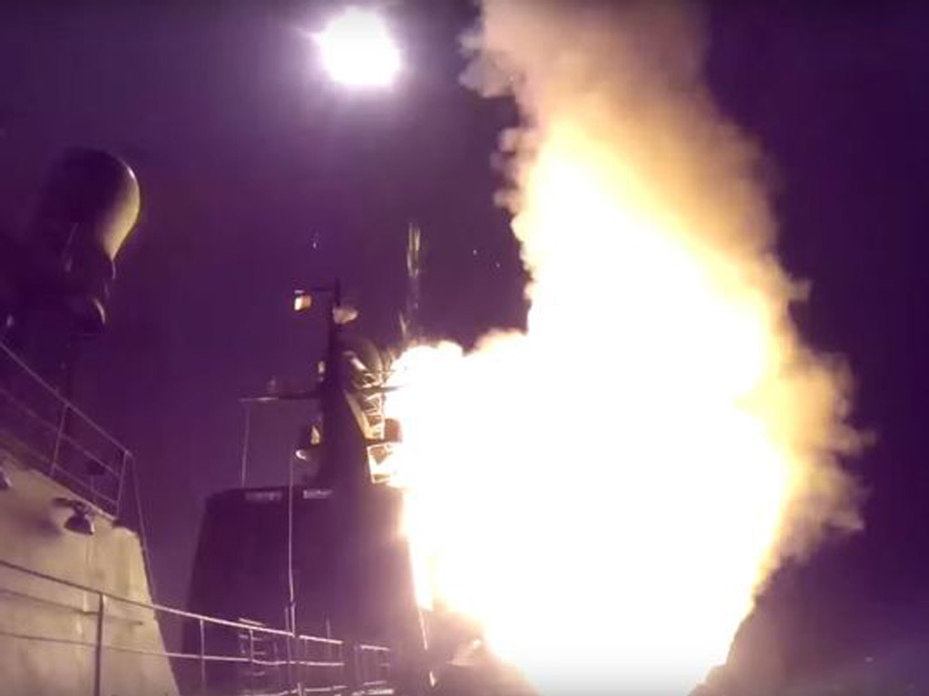 Tàu hộ tống tên lửa Dagestan của Hạm đội Caspian phóng tên lửa Klub rạng sáng 7.10 vào các vị trí của quân khủng bố ở Syria. Nga và Iran bác bỏ tin cho rằng ít nhất 4 tên lửa Klub bị rơi ở Iran trong cuộc tấn công này - Ảnh: clip Bộ Quốc phòng Nga