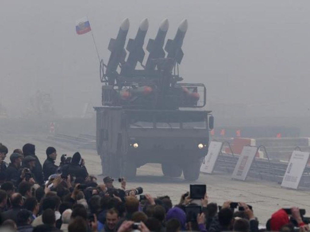 Hệ thống tên lửa Buk tại Triển lãm quân sự Nga 2013. Hãng sản xuất loại tên lửa này nói rằng sẽ tiết lộ "nguyên nhân thật sự" của thảm họa MH17 - Ảnh: Reuters