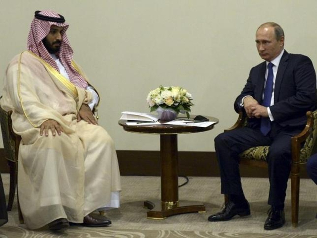Bộ trưởng Quốc phòng Ả Rập Xê Út, Mohammed bin Salman (trái) và Tổng thống Nga Vladimir Putin gặp gỡ tại Sochi (Nga) hôm 11.10 - Ảnh: Reuters