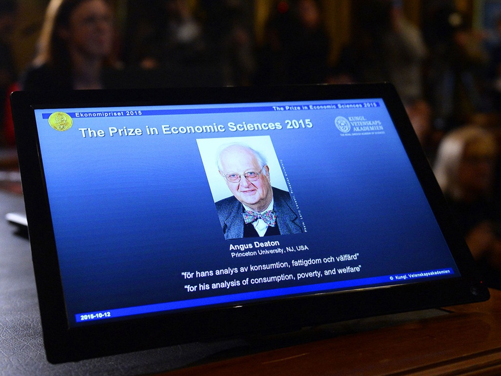 Nhà kinh tế học Angus Deaton nhận giải Nobel Kinh tế 2015 nhờ nghiên cứu về mối tương quan giữa chi tiêu cá nhân và lý thuyết kinh tế vĩ mô, cung cấp phương pháp giảm nghèo - Ảnh: AFP