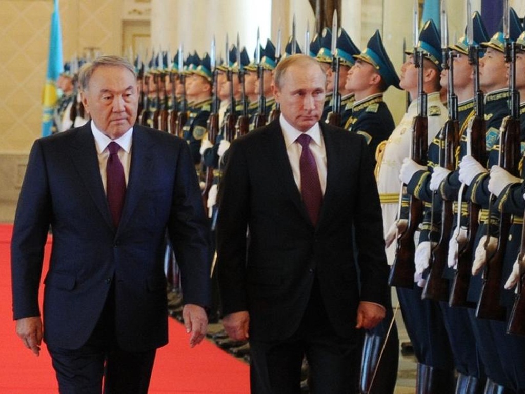 Tổng thống Nga Putin (phải) gặp Tổng thống Kazakhstan, Nazarbayev hôm 15.10 - Ảnh: AFP