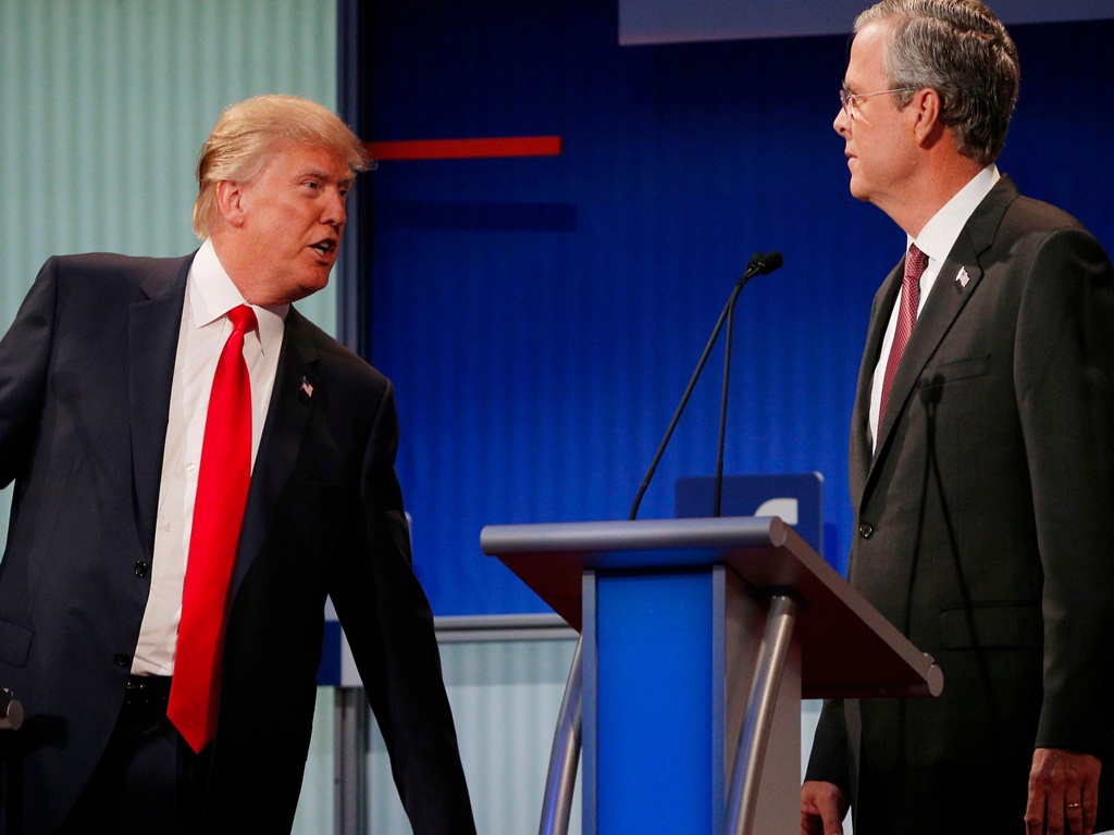 Ông Donald Trump (trái) đã "khẩu chiến" với ông Jeb Bush về trách nhiệm của cựu Tổng thống George W. Bush trong vụ khủng bố 11.9 - Ảnh: Reuters