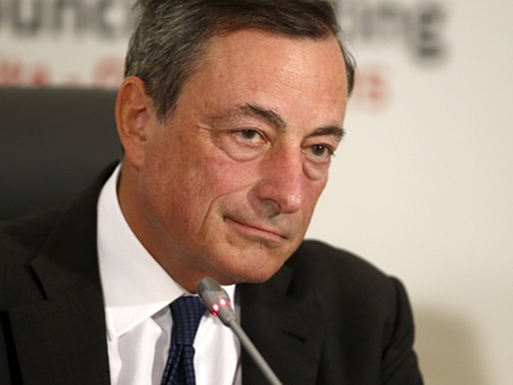 Ông Mario Draghi cho biết đang có kế hoạch tiếp tục giữ lãi suất thấp và hé lộ khả năng mở rộng chính sách tiền tệ - Ảnh: Reuters