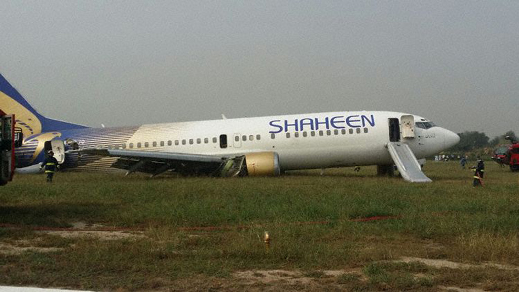 Hiện trường vụ máy bay Pakistan trượt đường băng ở sân bay tại Lahore ngày 3.11 - Ảnh: Aviation Herald