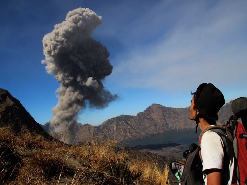 Núi lửa Barujari phun trào khiến các hoạt động hàng không ở Bali, Lombok (Indonesia) gặp trở ngại - Ảnh: AFP