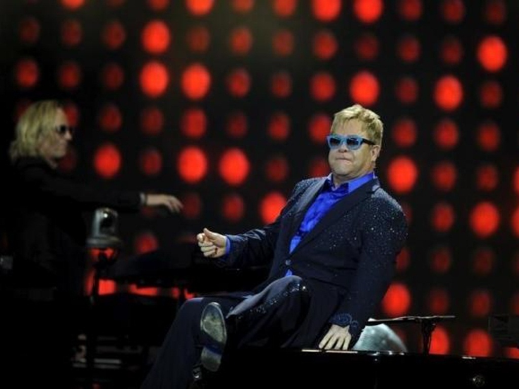 Ca sĩ Elton John được "đền đáp" bằng lời xác nhận sẽ gặp mặt Tổng thống Nga Vladimir Putin - Ảnh: Reuters