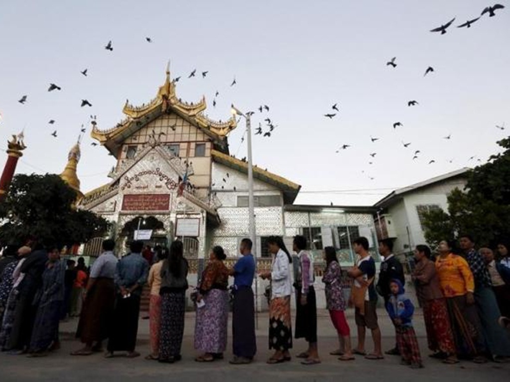 Người dân Myanmar tại một điểm bỏ phiếu ở thành phố Mandalay hôm 8.11 - Ảnh: Reuters