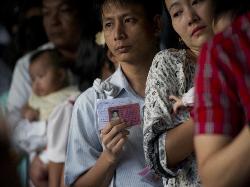 Cử tri Myanmar đi bầu cử hôm 8.11, trong cuộc tổng tuyển cử được kỳ vọng công khai, minh bạch nhất sau 25 năm - Ảnh: AFP