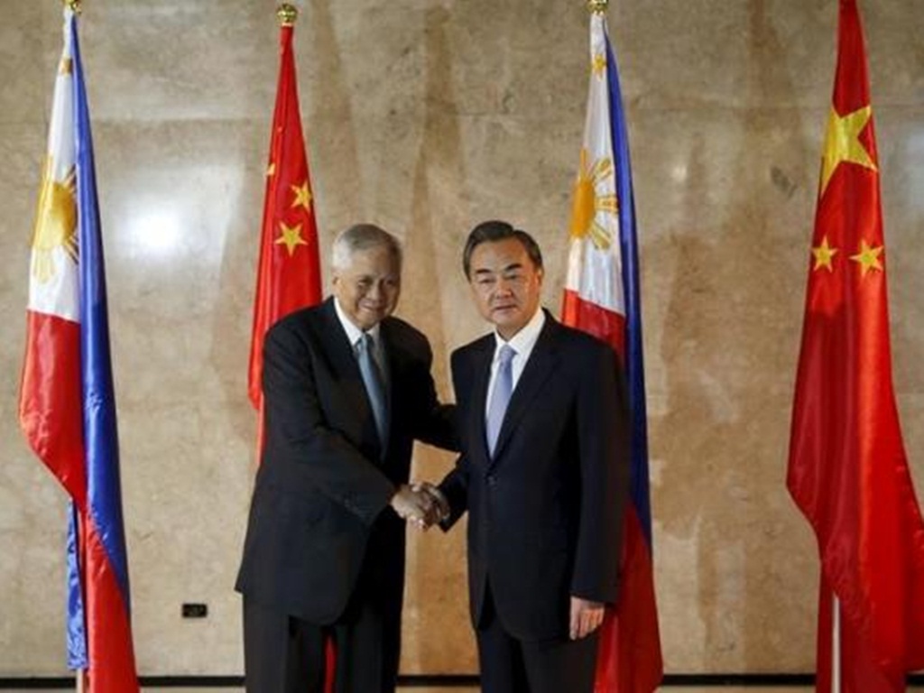 Ngoại trưởng Trung Quốc Vương Nghị (phải) và Ngoại trưởng Philippines Albert Del Rosario gặp gỡ tại Manila hôm 10.11 - Ảnh: Reuters