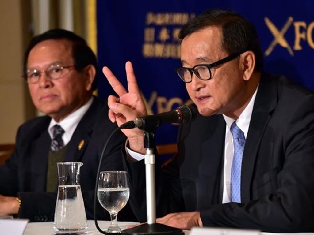 Ông Sam Rainsy (phải) đang ở nước ngoài nhưng đã bị Tòa án thành phố Phnom Penh ra lệnh bắt - Ảnh: AFP