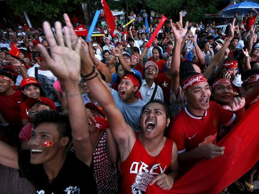 Người dân Myanmar hân hoan với chiến thắng của đảng NLD do bà Suu Kyi lãnh đạo - Ảnh: Reuters