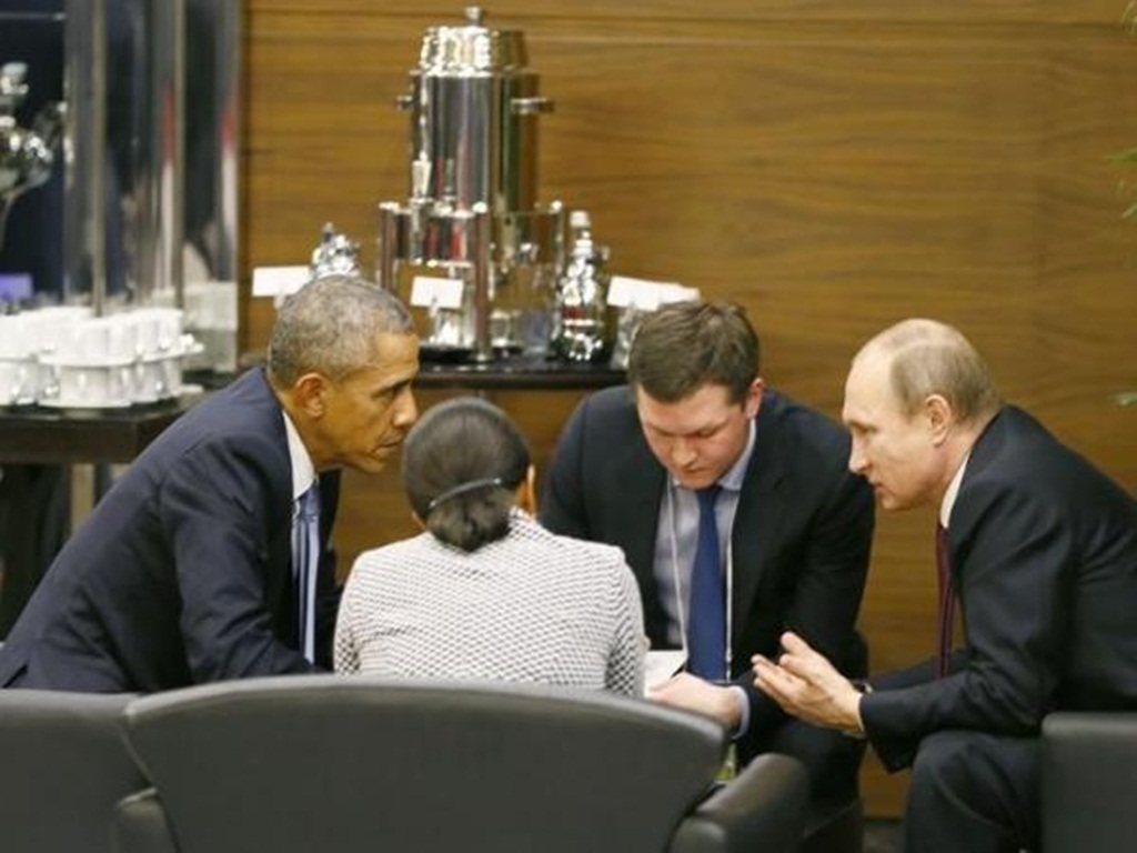 Tổng thống Putin (phải) và Tổng thống Obama trao đổi bên lề hội nghị G20. Ông Putin vừa qua cáo buộc Mỹ không có ý định hợp tác chống IS - Ảnh: Reuters