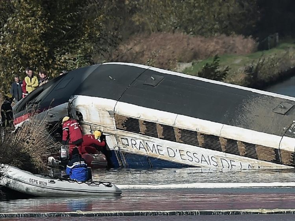 Những trẻ em có mặt trên đoàn tàu gặp nạn tại Strasbourg (Pháp) không bị chấn thương nặng - Ảnh: AFP