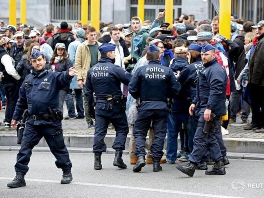 Cảnh sát Bỉ bảo vệ các sinh viên tại Đại học Brussels. An ninh tại nước này được đặt ở mức cao nhất trong ngày 21.11 - Ảnh: Reuters