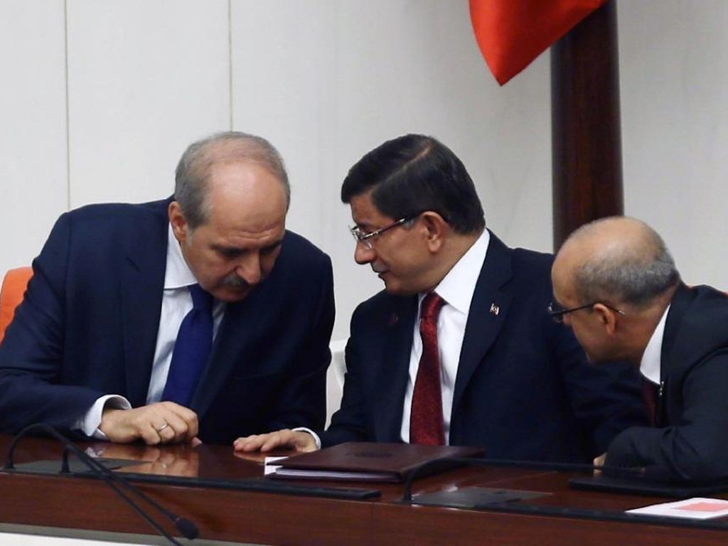Thủ tướng Thổ Nhĩ Kỳ Ahmet Davutoglu (giữa) họp với hai phó thủ tướng sau khi xảy ra vụ việc chiếc F-16 của Thổ Nhĩ Kỳ bắn rơi chiếc Su-26 của Nga - Ảnh: AFP