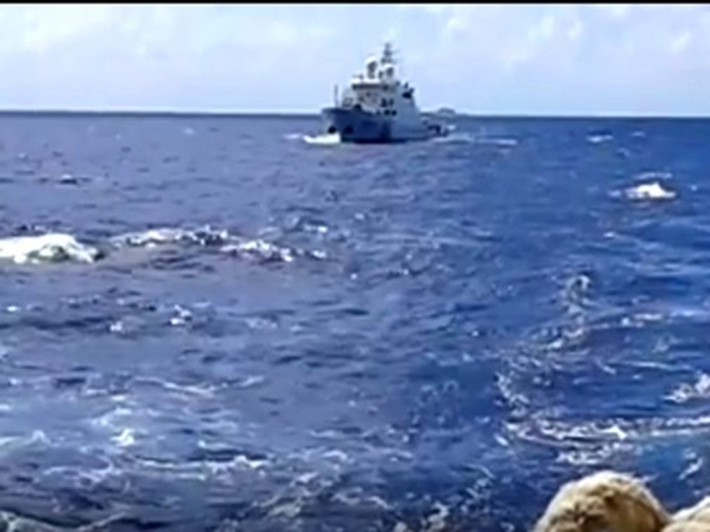 Tàu Trung Quốc đuổi theo tàu Hải Đăng 05 của Việt Nam ngày 13.11 - Ảnh cắt từ clip Công ty Bảo đảm An toàn Hàng hải Biển Đông và Hải đảo