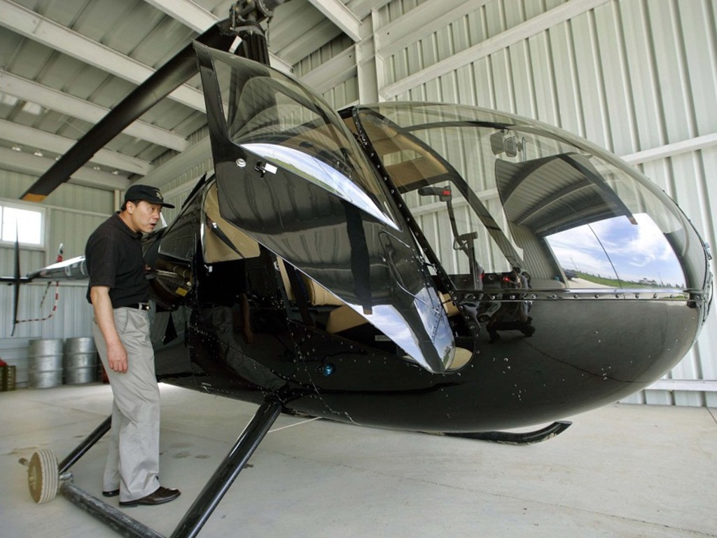 Một chiếc trực thăng Robinson R-44, tương tự chiếc đã bị tên cướp mặc đồ ông già Noel lấy đi ở Brazil - Ảnh: AFP