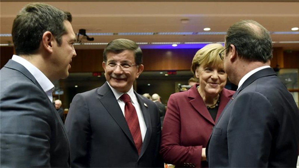 Thủ tướng Hy Lạp Tsipras (trái) và Thủ tướng Thổ Nhĩ Kỳ Davutoglu đứng cạnh lãnh đạo Đức và Pháp tại Brussels hôm 29.11 - Ảnh: Reuters