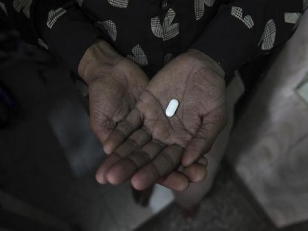 Chính phủ Ấn Độ phải can thiệp lần nữa, sau khi nhận thấy tình trạng yếu kém trong cuộc chiến chống HIV/AIDS vì đợt cắt giảm chi phí - Ảnh: Reuters