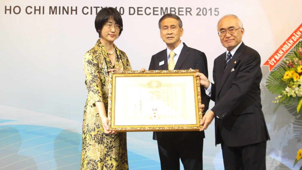 Ông Nguyễn Trí Dũng (giữa) nhận huân chương từ Tổng lãnh sự Nhật Bản tại TP.HCM, ông Nakajima Satoshi - Ảnh: Nhật Đăng