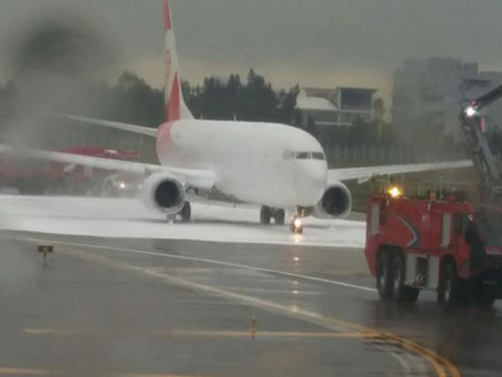 Bức ảnh do hành khách từ chuyến bay của hãng Fuzhou Airlines chụp lại thời điểm nhân viên cứu hỏa chữa cháy nhầm - Ảnh: Sina