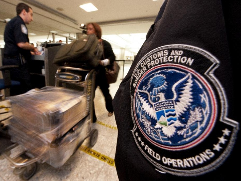 Lưỡng viện quốc hội Mỹ đang xem xét chương trình cải tiến, qua đó sẽ tạo rào cản visa cho nhiều đối tượng đến Mỹ - Ảnh: AFP