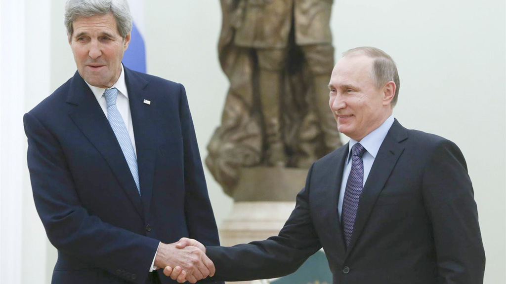 Ngoại trưởng Mỹ John Kerry (trái) và Tổng thống Nga Vladimir Putin tại Điện Kremli ngày 15.12. Nga cho rằng vẫn còn bất đồng với Mỹ về vấn đề Syria - Ảnh: Reuters