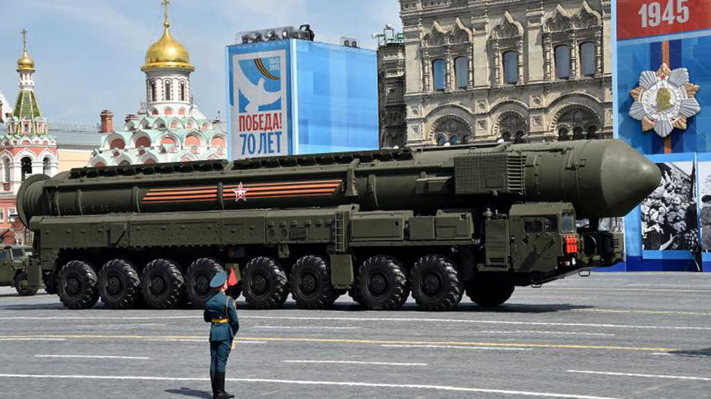 Tên lửa liên lục địa mang đầu đạn hạt nhân Yars RS-24 của Nga trên Quảng trường Đỏ ngày 9.5.2015. Tổng thống Nga Vladimir Putin từng khẳng định sức mạnh tên lửa của Nga đủ sức xuyên thủng hệ thống phòng thủ của Mỹ và NATO - Ảnh: AFP