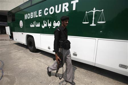 Các phiên tòa lưu động ở Pakistan thường được xử trên những chiếc xe buýt chở "công lý" này - Ảnh: Reuters