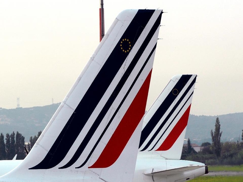 Thêm một chuyến bay của hãng hàng không Pháp Air France phải hạ cánh khẩn cấp, vào ngày 20.12.2015 vì lo ngại khủng bố cài bom - Ảnh: AFP