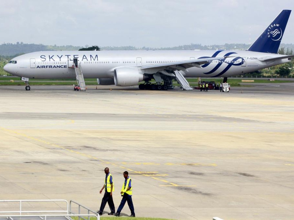 An ninh sân bay Kenya xác nhận có bom trên chiếc máy bay Boeing 777 (chuyến bay AF463) của hãng Air France của Pháp - Ảnh: Reuters