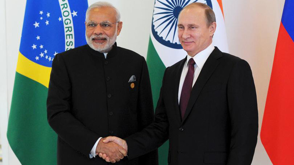 Tổng thống Nga Vladimir Putin (trái) và Thủ tướng Ấn Độ Nerendra Modi tại Thượng đỉnh G20 ở Antalya, Thổ Nhĩ Kỳ ngày 15.11.2015 - Ảnh: Reuters